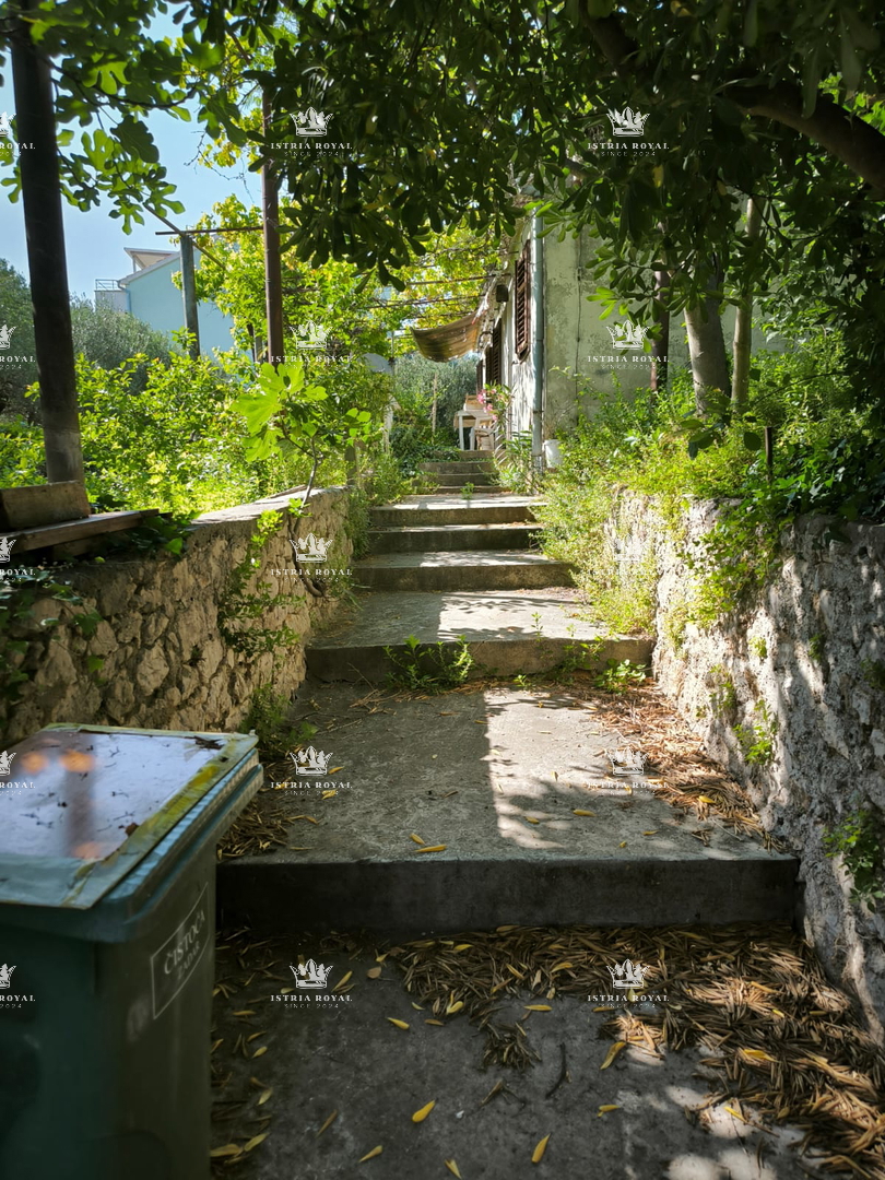 Casa da ristrutturare su terreno con tutte le utenze – ideale per la famiglia